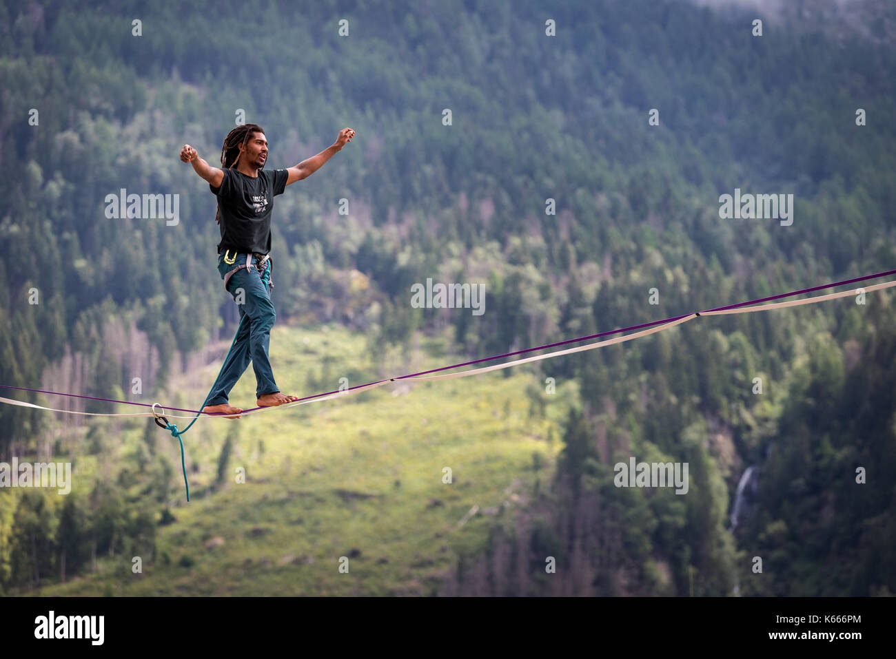 Ein männlicher Seil Walker, Chamonix, Mont Blanc, Département Haute-Savoie, Frankreich Stockfoto