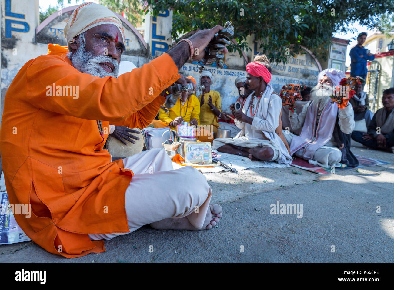 Sadhus versammelt, um zu singen und Musik zu spielen, Pushkar, Rajasthan, Indien Stockfoto