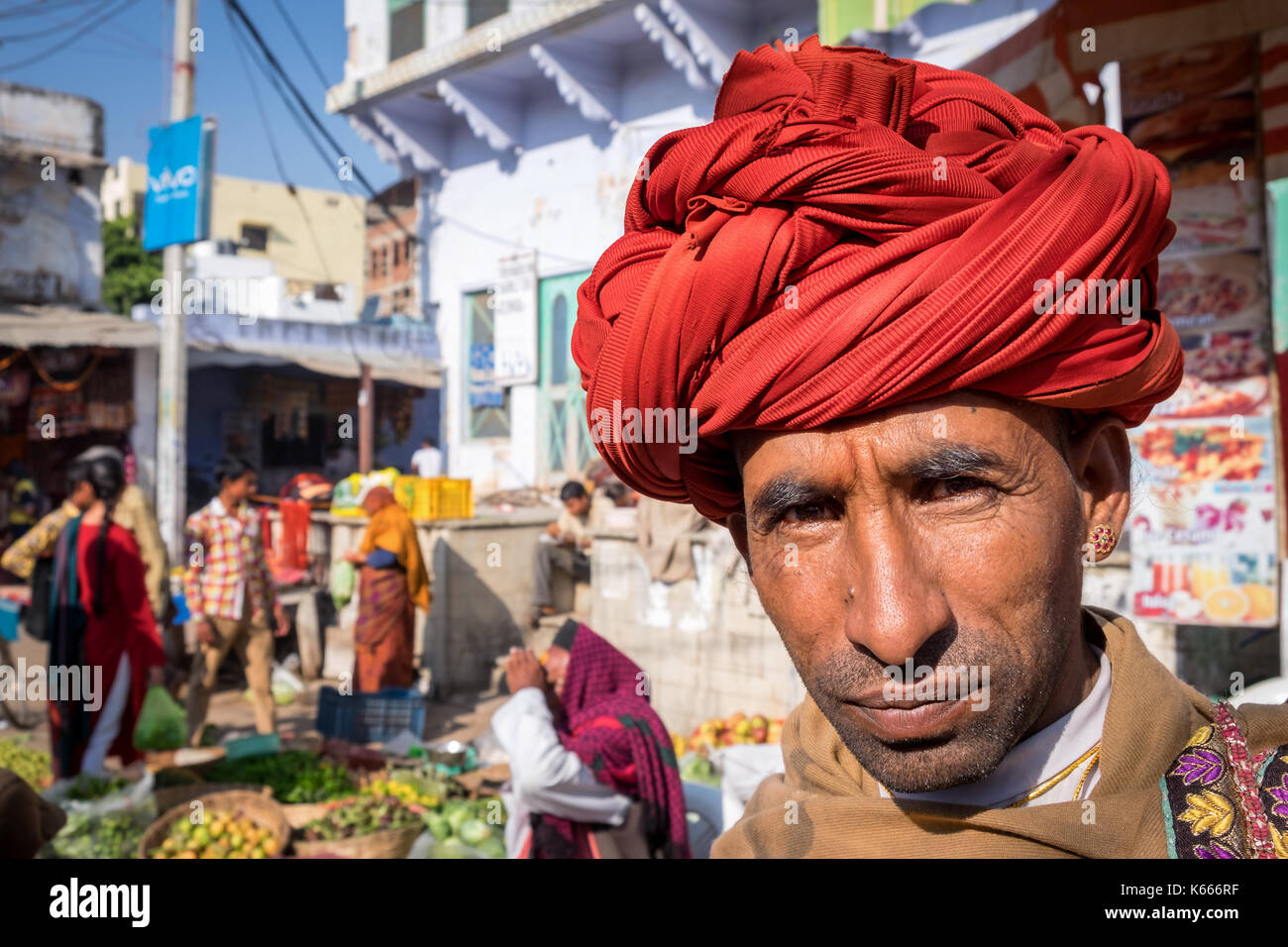 Portrait eines älteren Rajasthani mit einem roten Turban, Pushkar, Rajasthan, Indien Stockfoto