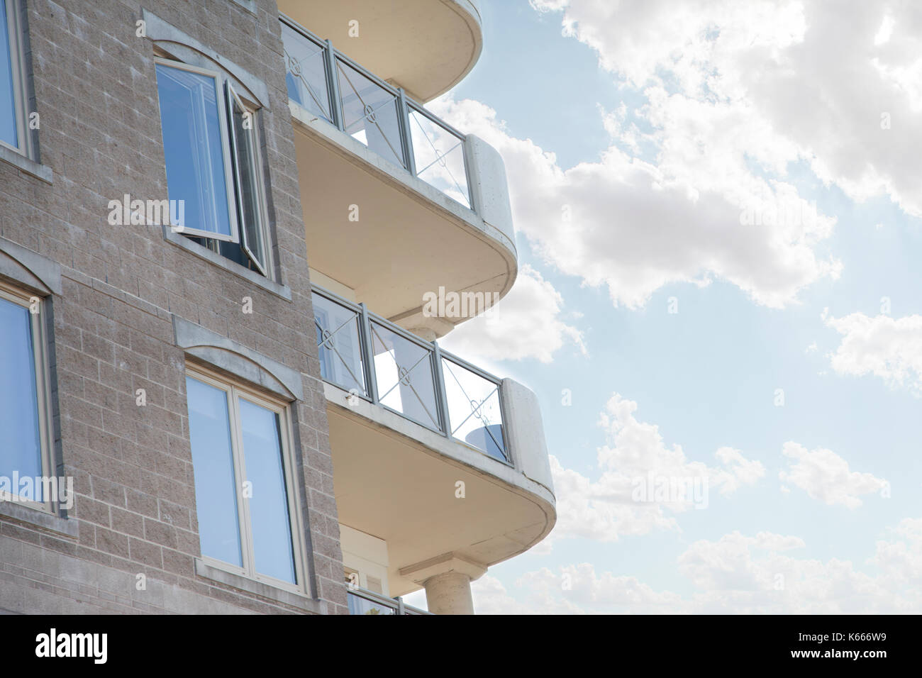 Weißer Beton oder Stein Geländer oder Balkon auf einem luxuriösen Apartment oder Wohnung Stockfoto