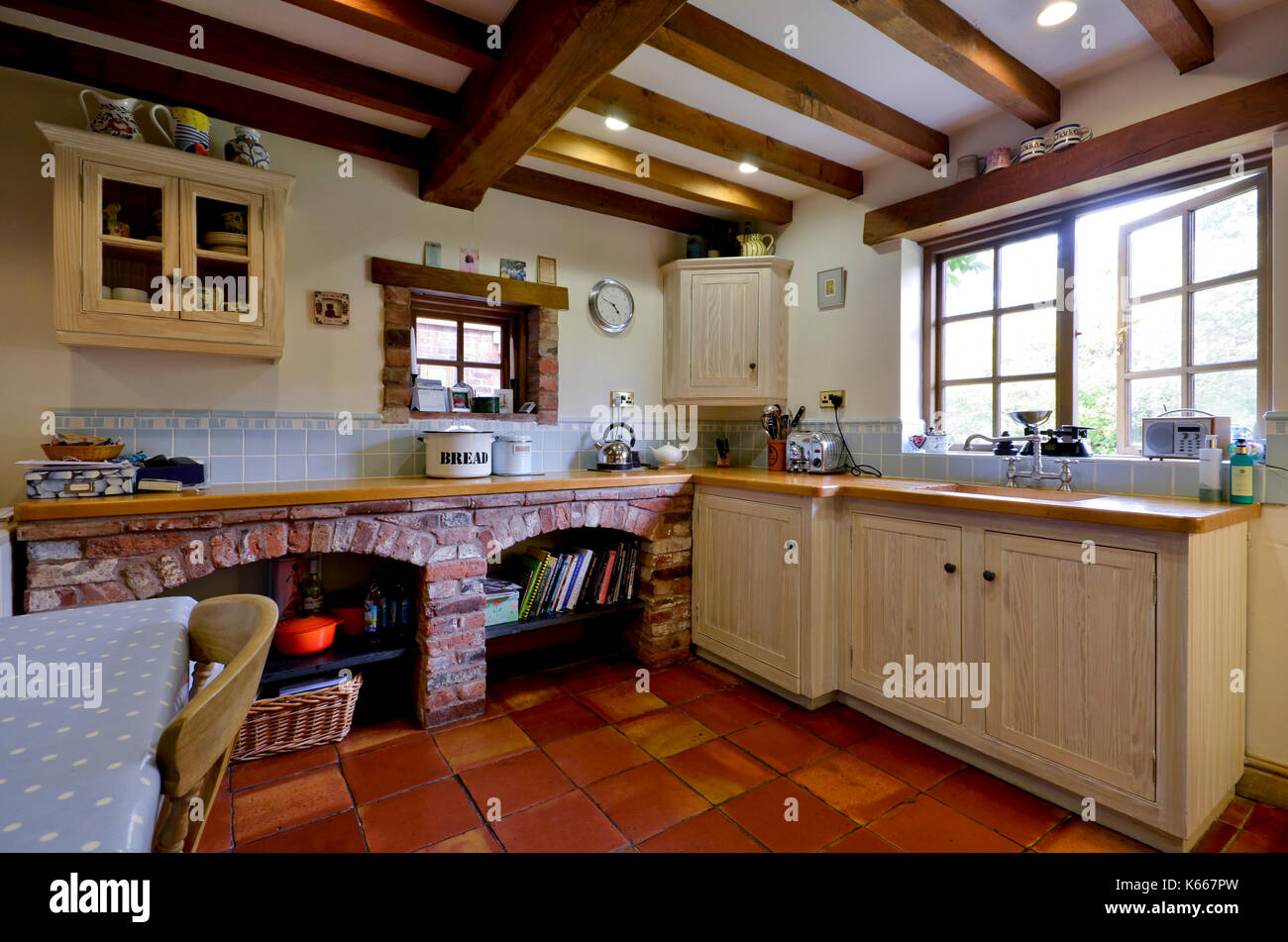 Traditionelle Ferienhaus Küche mit freiliegenden Balken Stockfoto