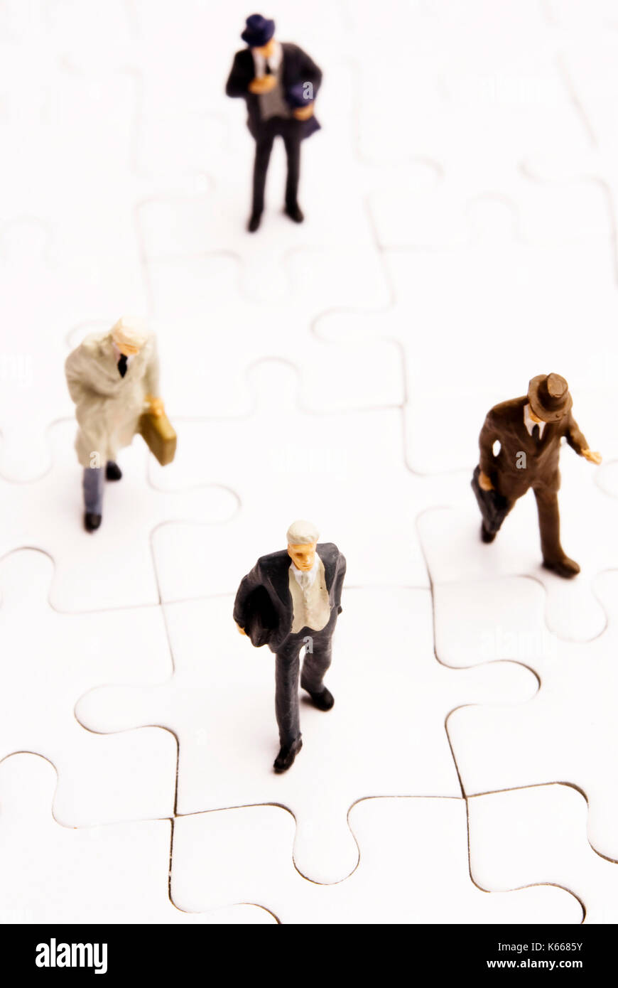 Business Minifigürchen auf Puzzle Stockfoto