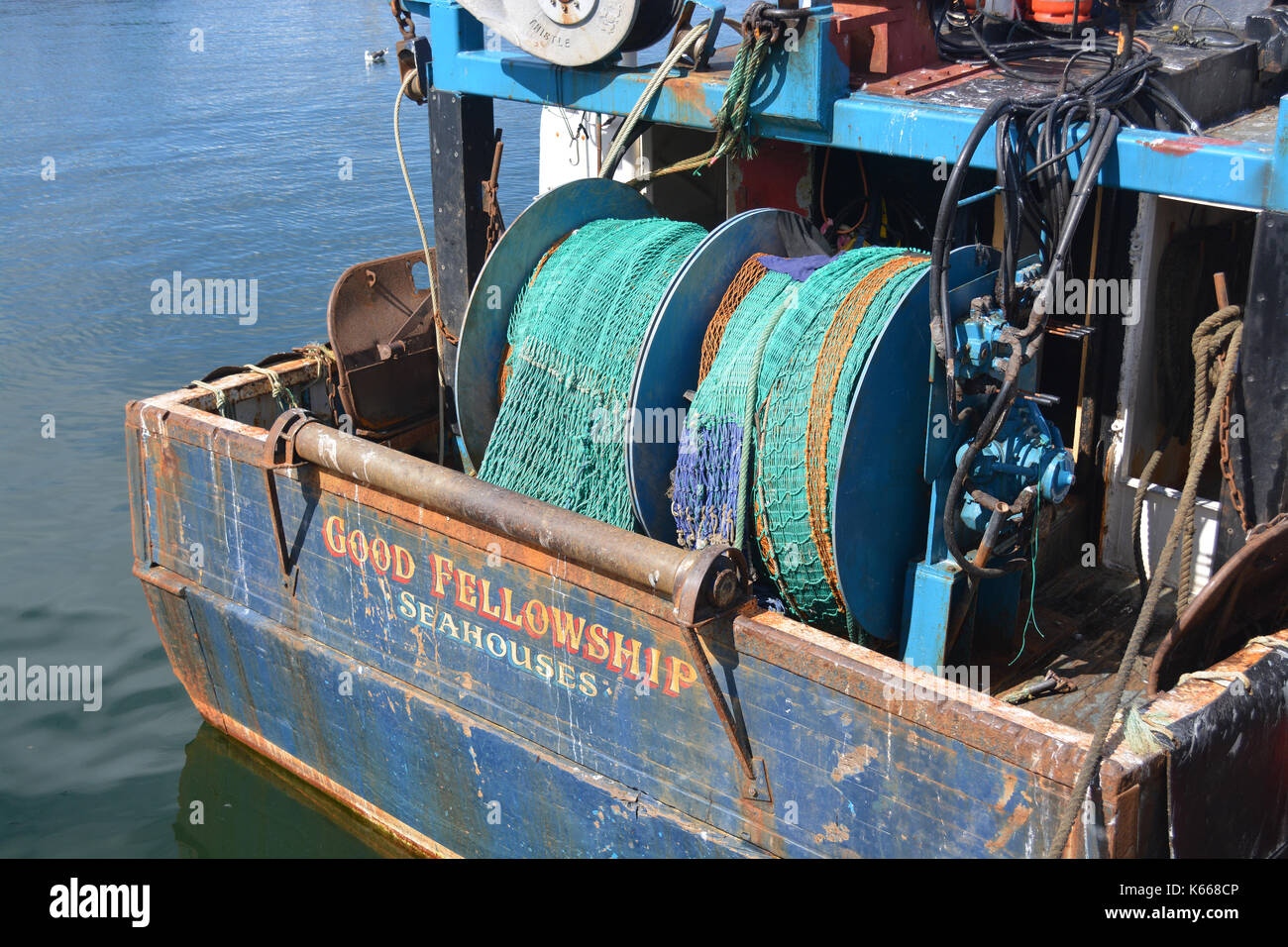 Fischernetze auf Trawler Stockfoto