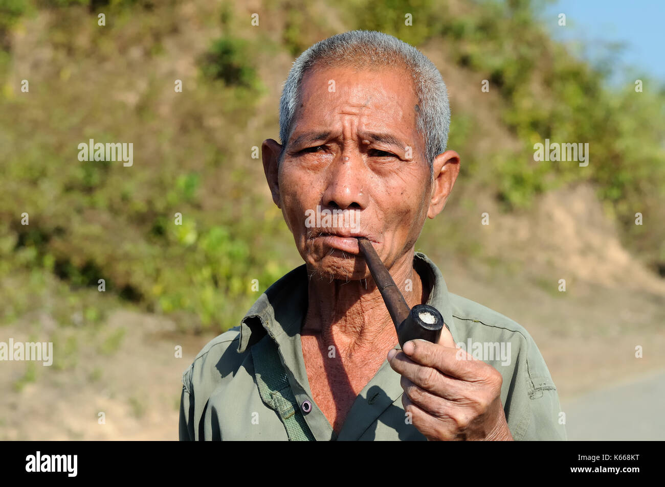 BAGAN, MYANMAR - 24. JANUAR 2011: Portrait des birmanischen Rauchen einer Pfeife Stockfoto