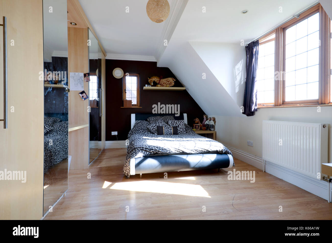 Jugendliche Schlafzimmer in Luxus Neubau home Stockfoto