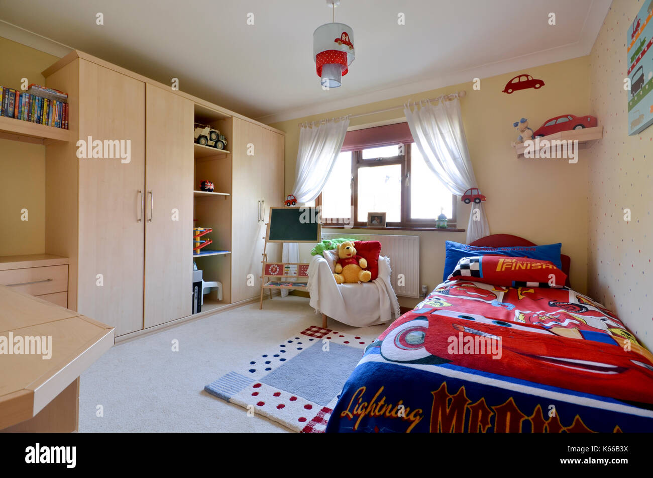 Jungen Jungen Schlafzimmer mit Autos Stockfotografie - Alamy