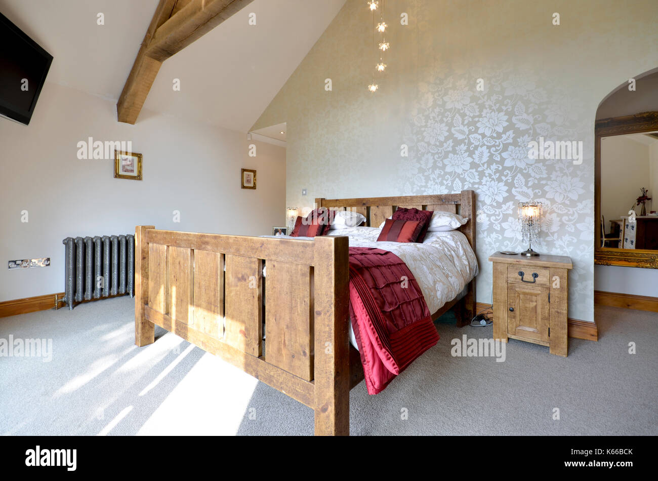Luxuriöse Schlafzimmer mit großem Bett aus Holz Stockfoto