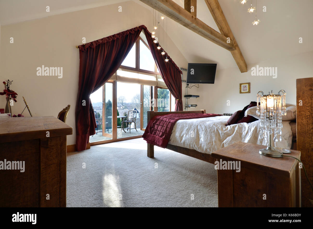 Luxuriöse Schlafzimmer mit freiliegenden Balken Stockfoto