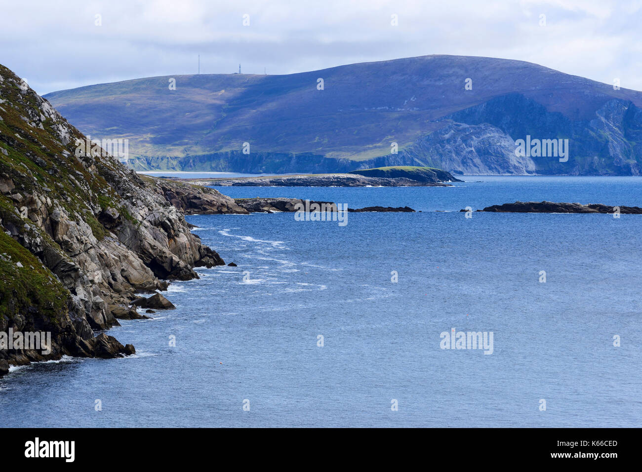 Die zerklüftete Küstenlinie von Keem Bay auf Achill Island, County Mayo, Republik von Irland Stockfoto