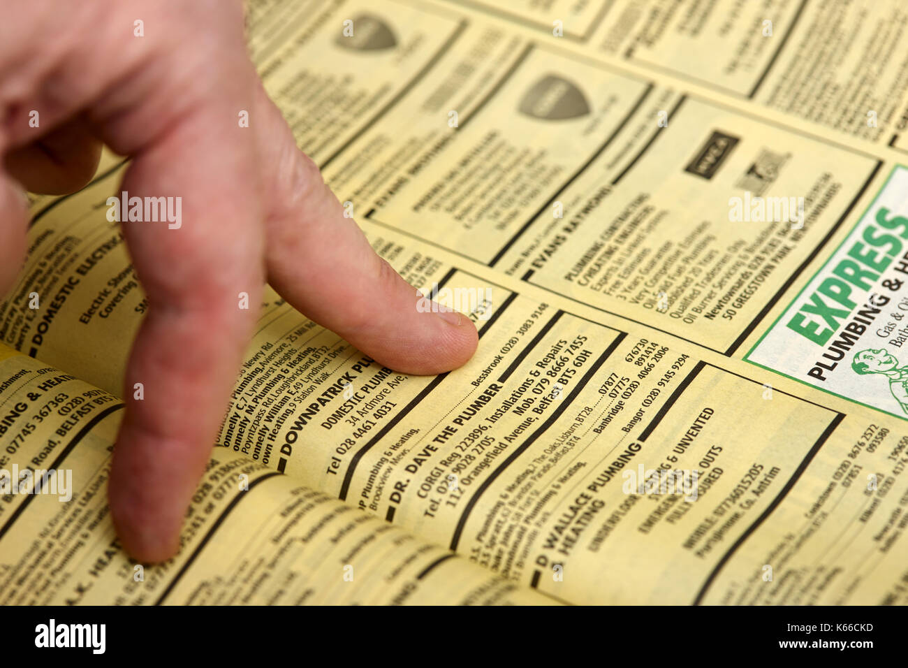 Finger wandern durch kleine Single Entry Business Listings in Gelbe Seiten, Telefonbuch Papier Ausgabe Großbritannien Stockfoto