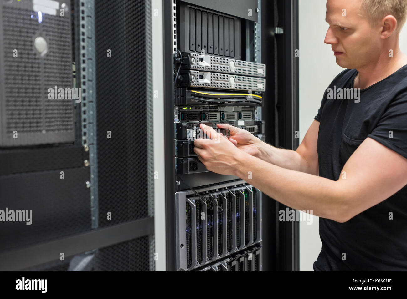 Männliche Techniker installieren Festplatte im Rechenzentrum Stockfoto