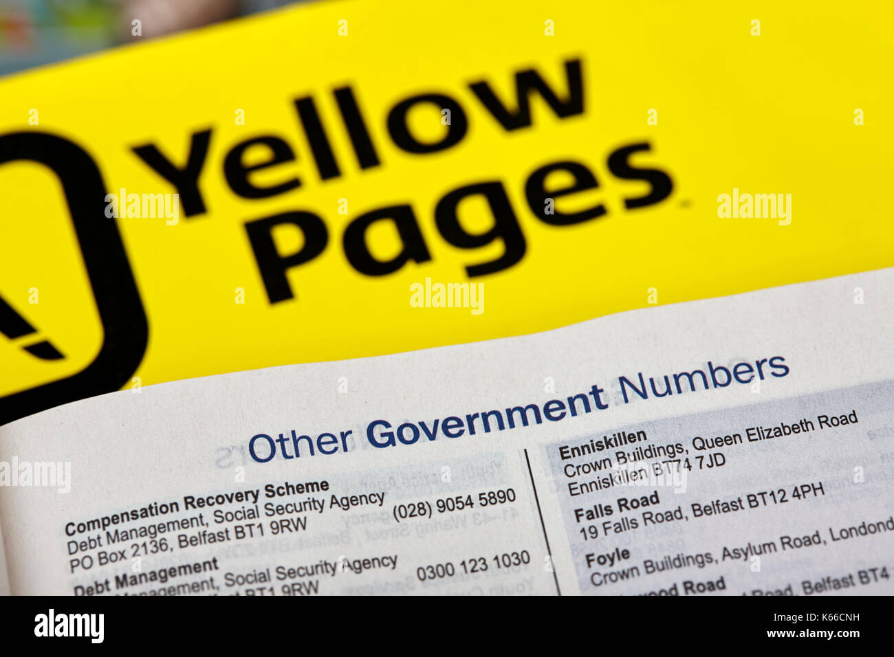 Kommunalen Dienstleistungen zahlen in Gelbe Seiten, Telefonbuch Papier Ausgabe Großbritannien Stockfoto