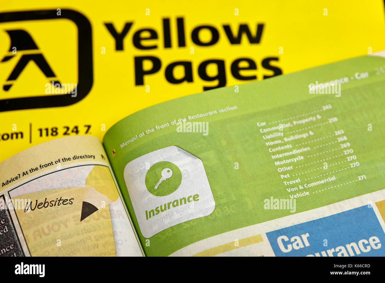 Versicherung Abschnitt der Gelben Seiten klassifiziert Telefon Verzeichnis Papier Ausgabe Großbritannien Stockfoto