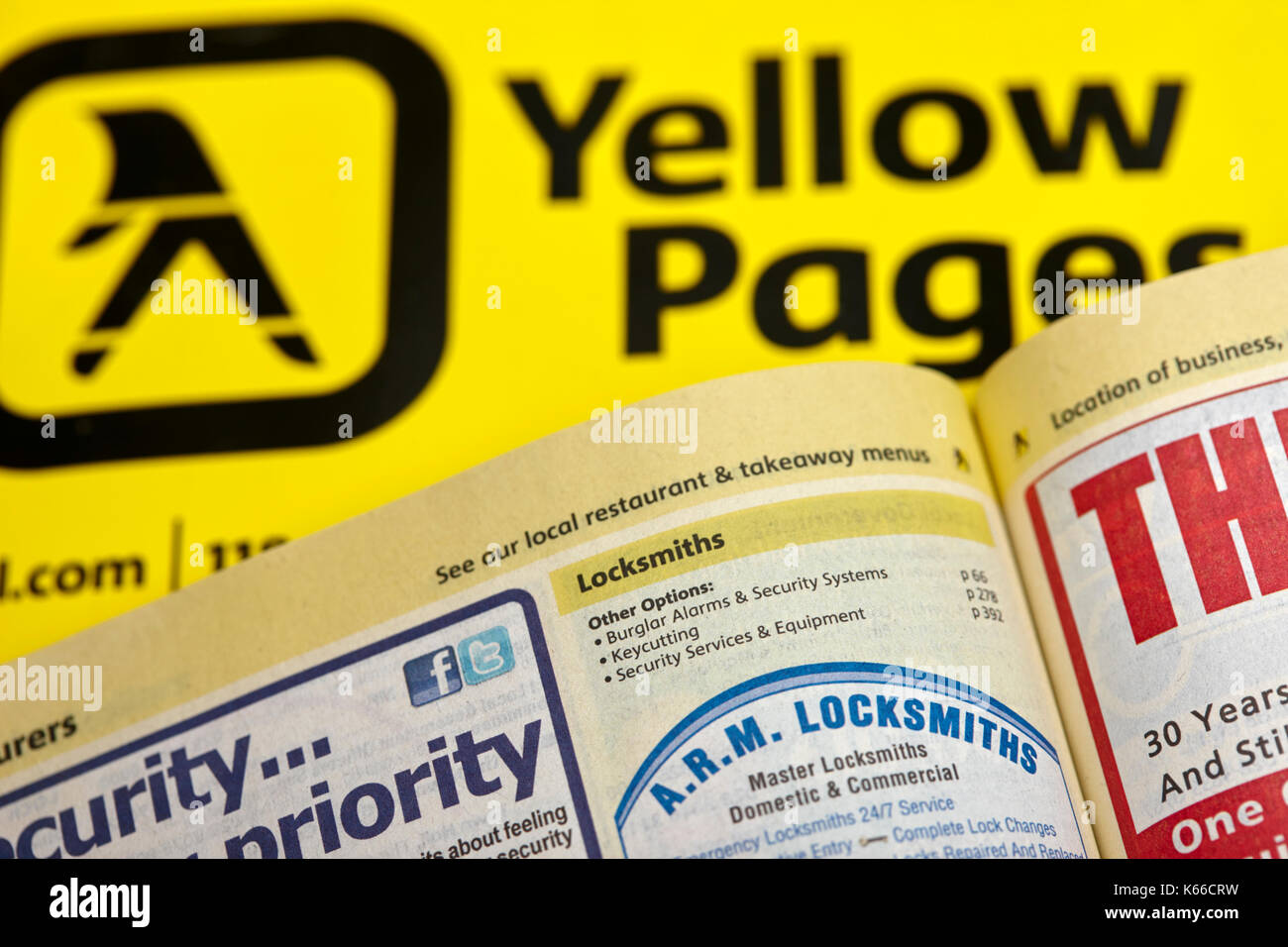 Schlosser Kategorie in Gelbe Seiten, Telefonbuch Papier Ausgabe Großbritannien Stockfoto