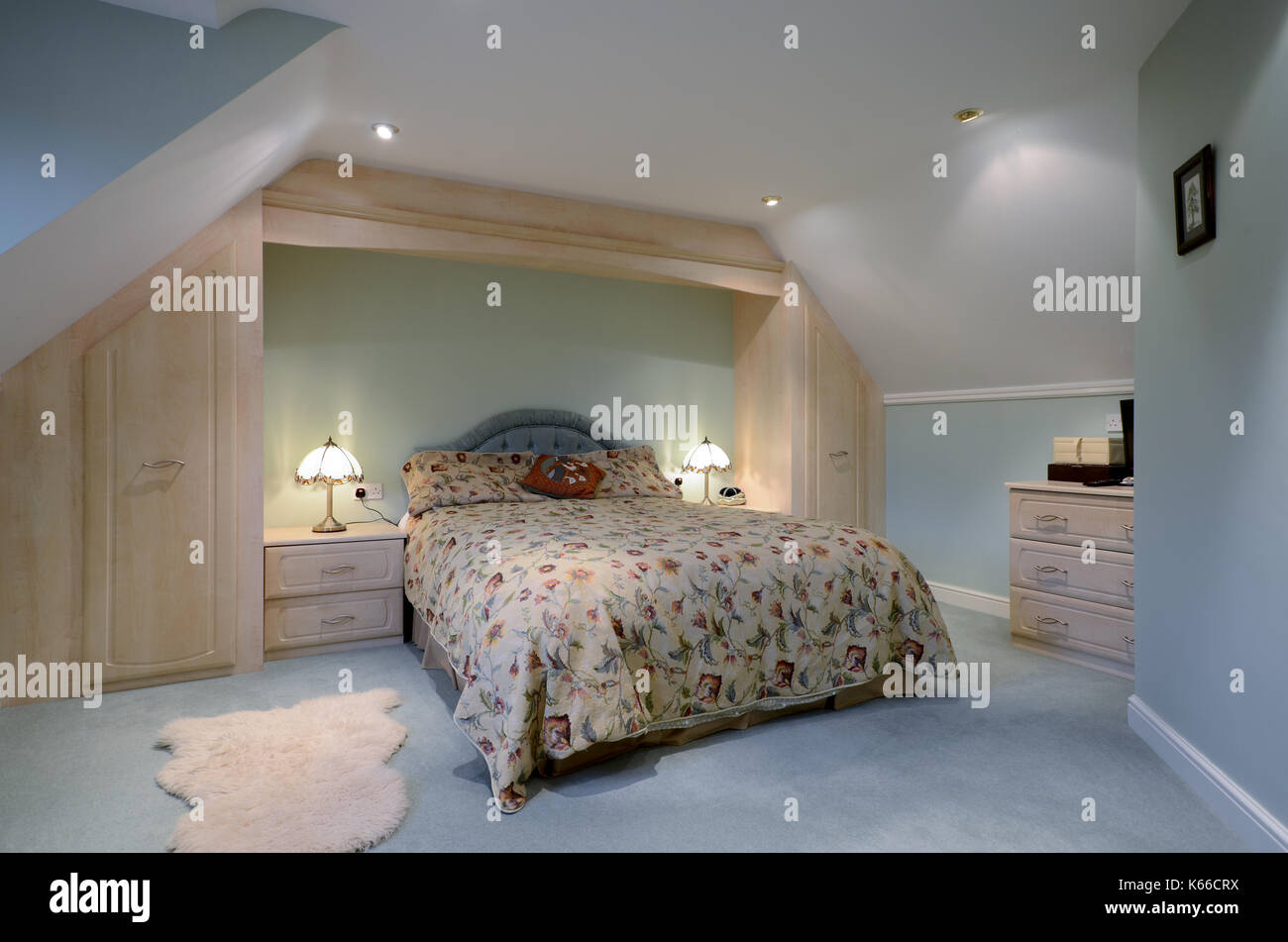 Schlafzimmer mit Einbauschränken Stockfoto