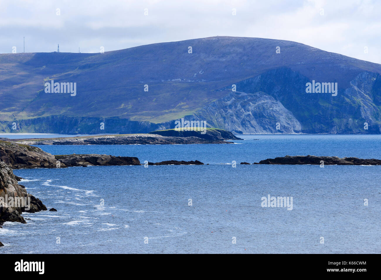 Die zerklüftete Küstenlinie von Keem Bay auf Achill Island, County Mayo, Republik von Irland Stockfoto