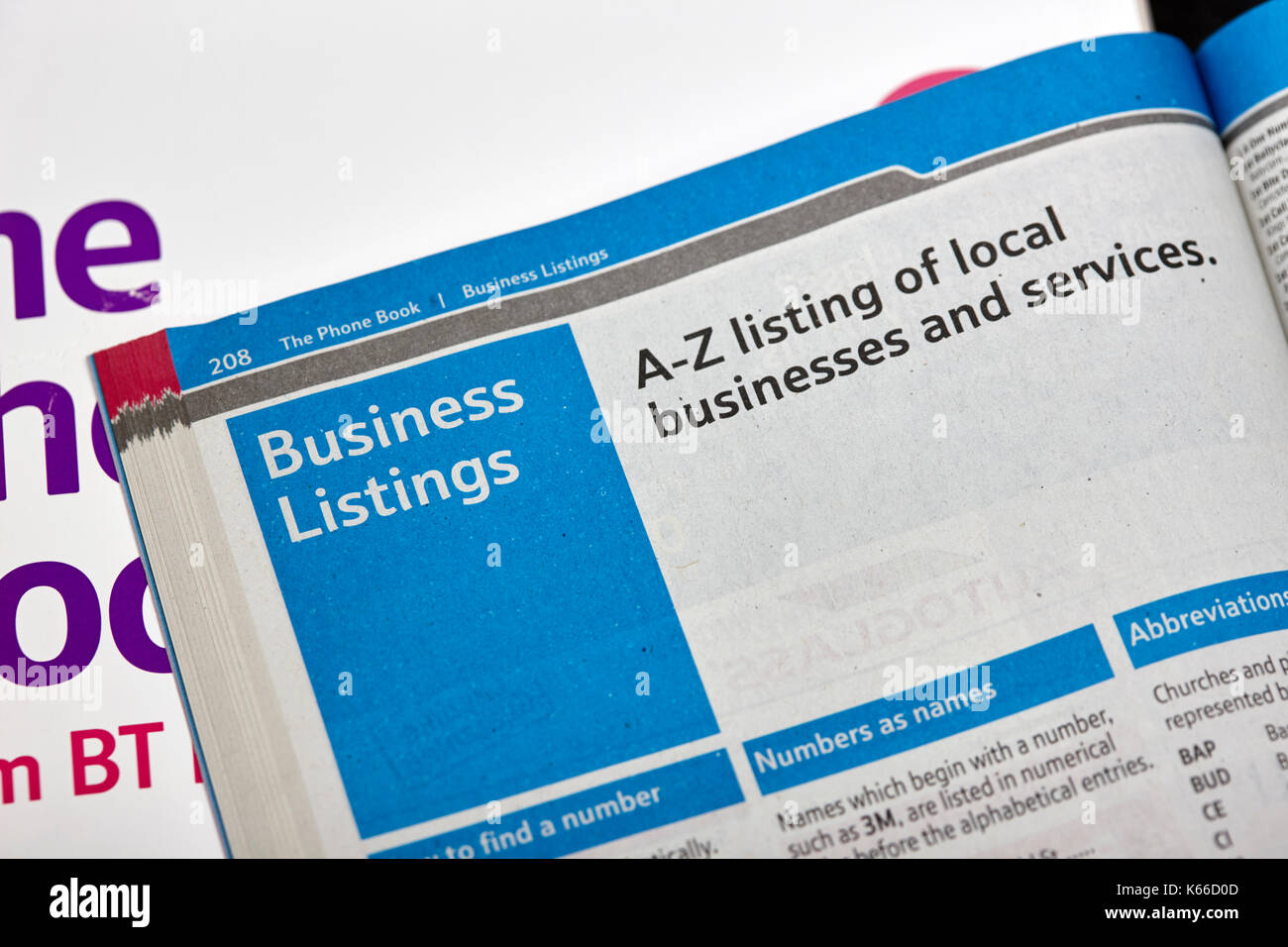 A-z Business Listings in der lokalen BT-Telefon Verzeichnis Ausgabe auf Papier Stockfoto