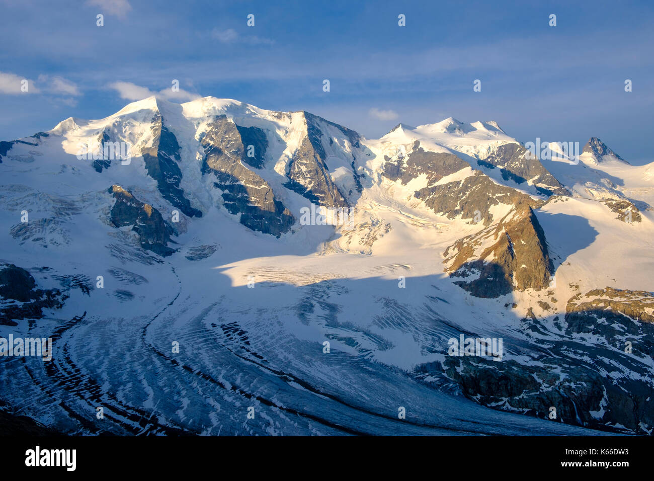 Luftaufnahme der schneebedeckten Berge Piz Palü und Piz Bernina von Diavolezza Stockfoto