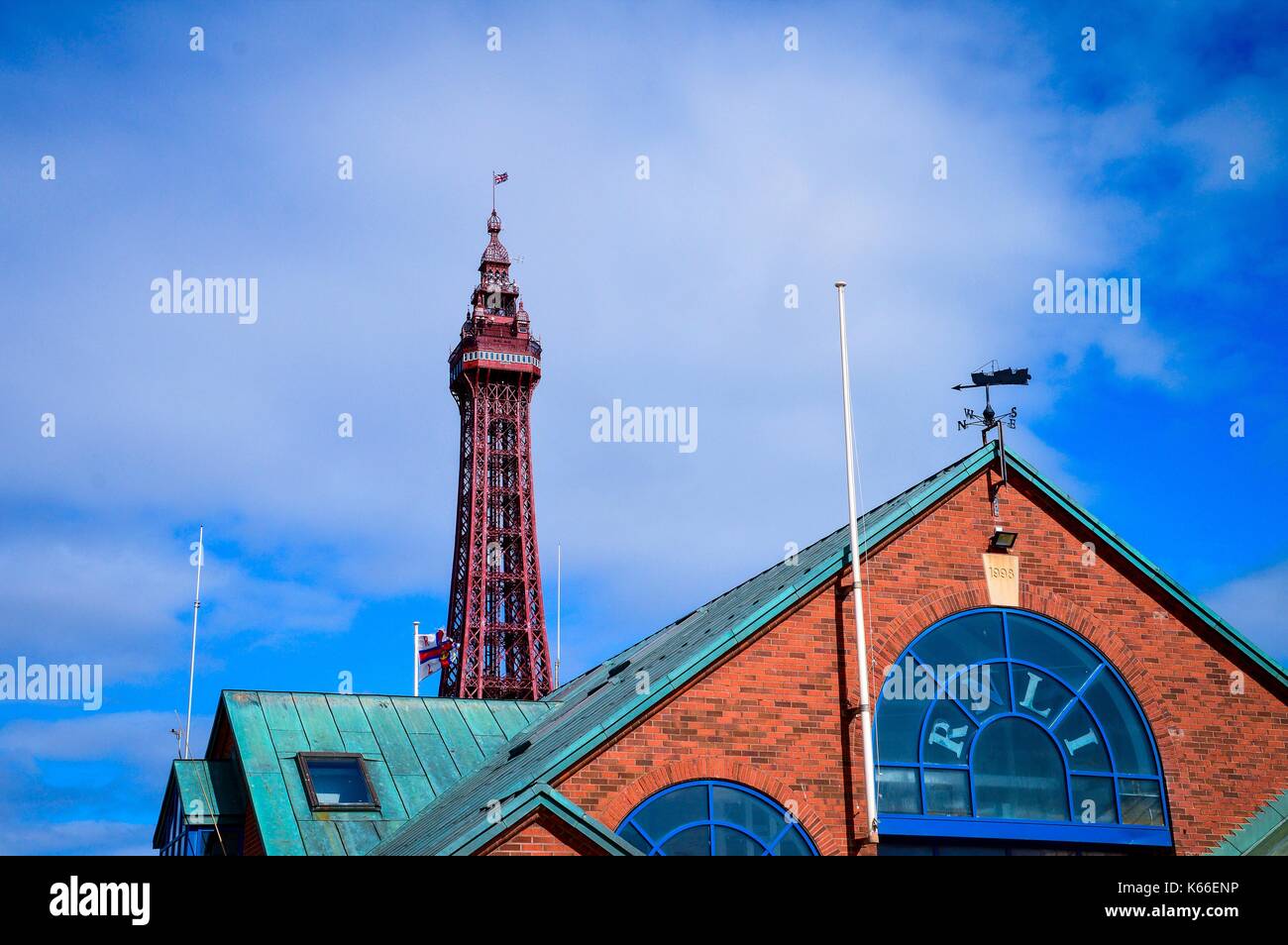 Blackpool RNLI-Station & Blackpool Tower Stockfoto
