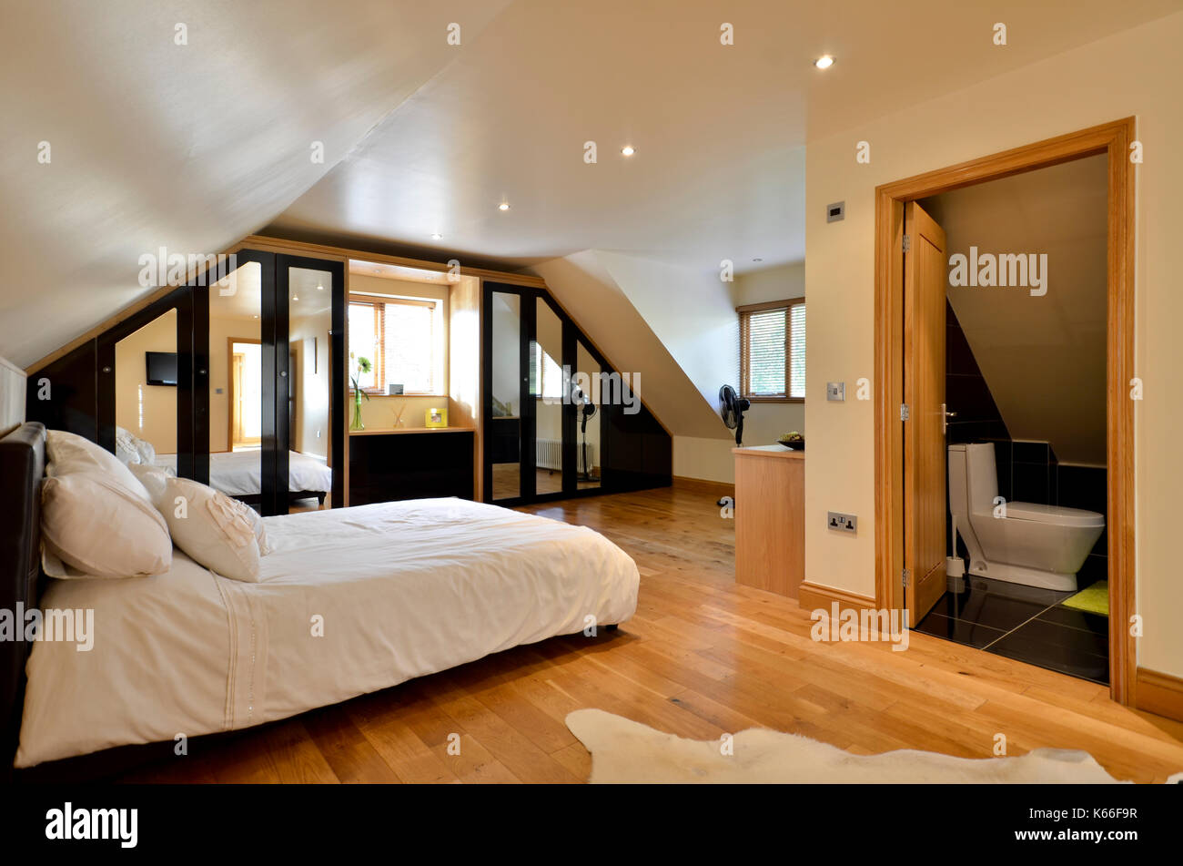Luxuriöse Schlafzimmer mit en Suite und Einbauschränken Stockfoto