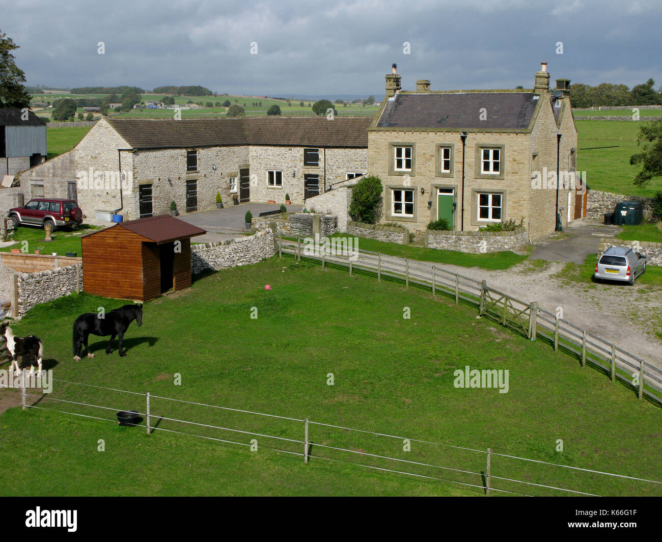 Erhöhte Sicht von Derbyshire Bauernhof mit Pferden Stockfoto