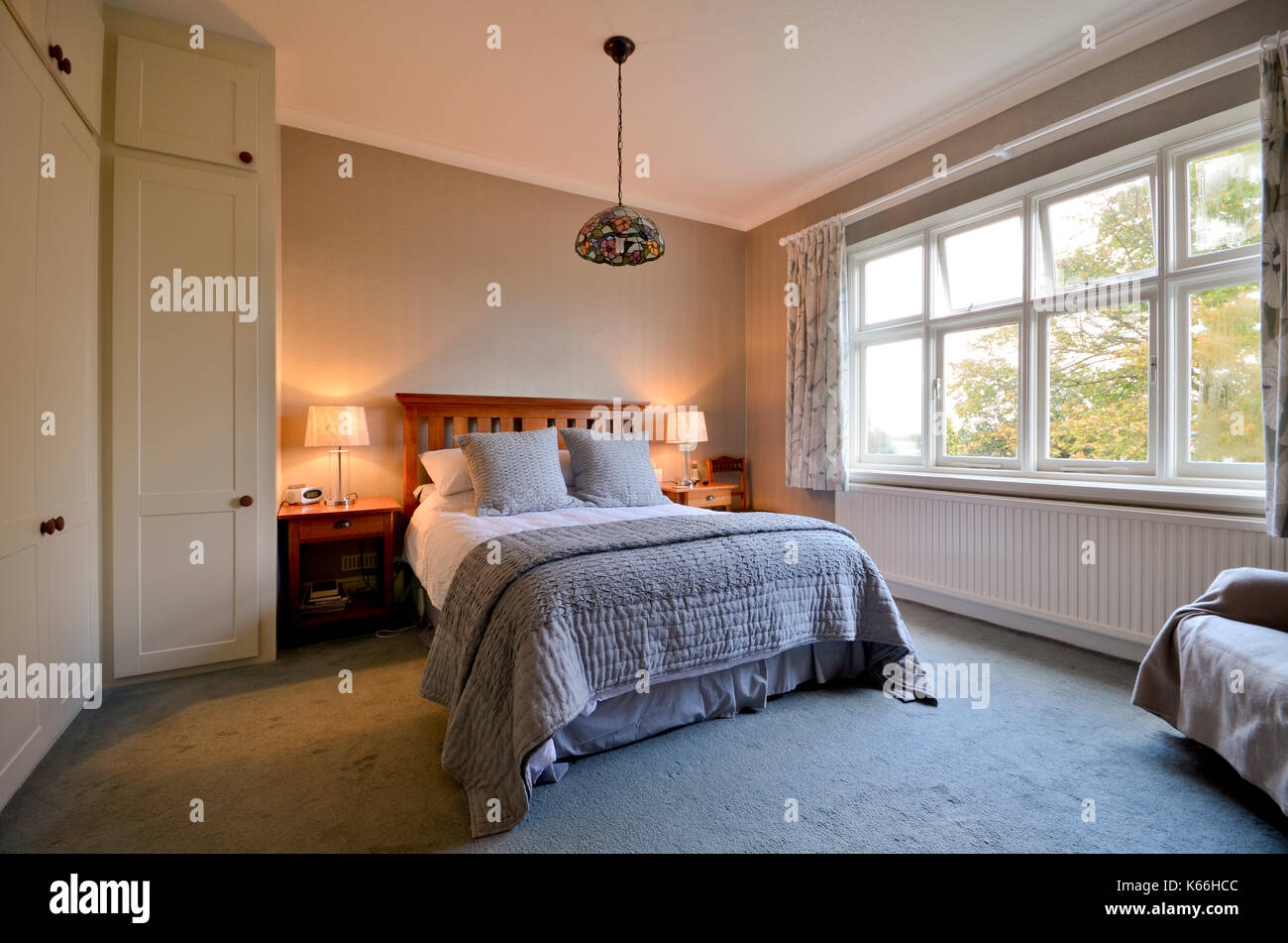 Gäste Schlafzimmer mit Tiffany Stil Lampenschirm Stockfoto