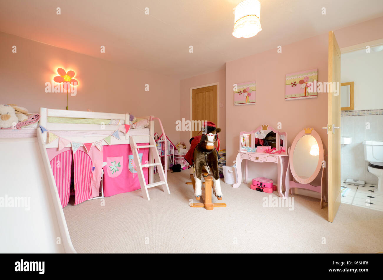 Mädchen rosa Schlafzimmer mit schaukelpferd Stockfoto