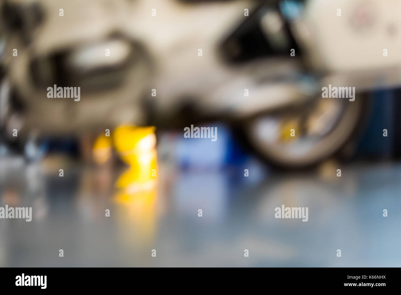 Abstrakte verschwommenen Hintergrund - Polizei Motorrad mit einer Shopping Mall in Litauen. Reflexion über Stock. Kopieren Sie Text. Stockfoto