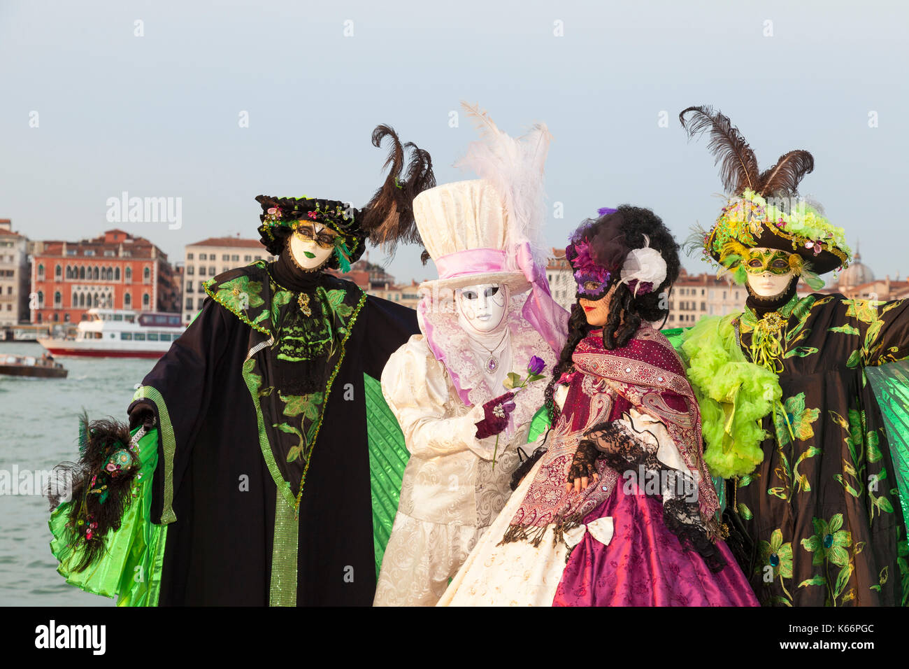 Eine Gruppe von vier Personen in der klassischen Karneval Kostüme und  Masken an der 2017 Karneval in Venedig, Italien posiert im San Giorgio  Maggiore bei Sonnenuntergang mit der La Stockfotografie - Alamy