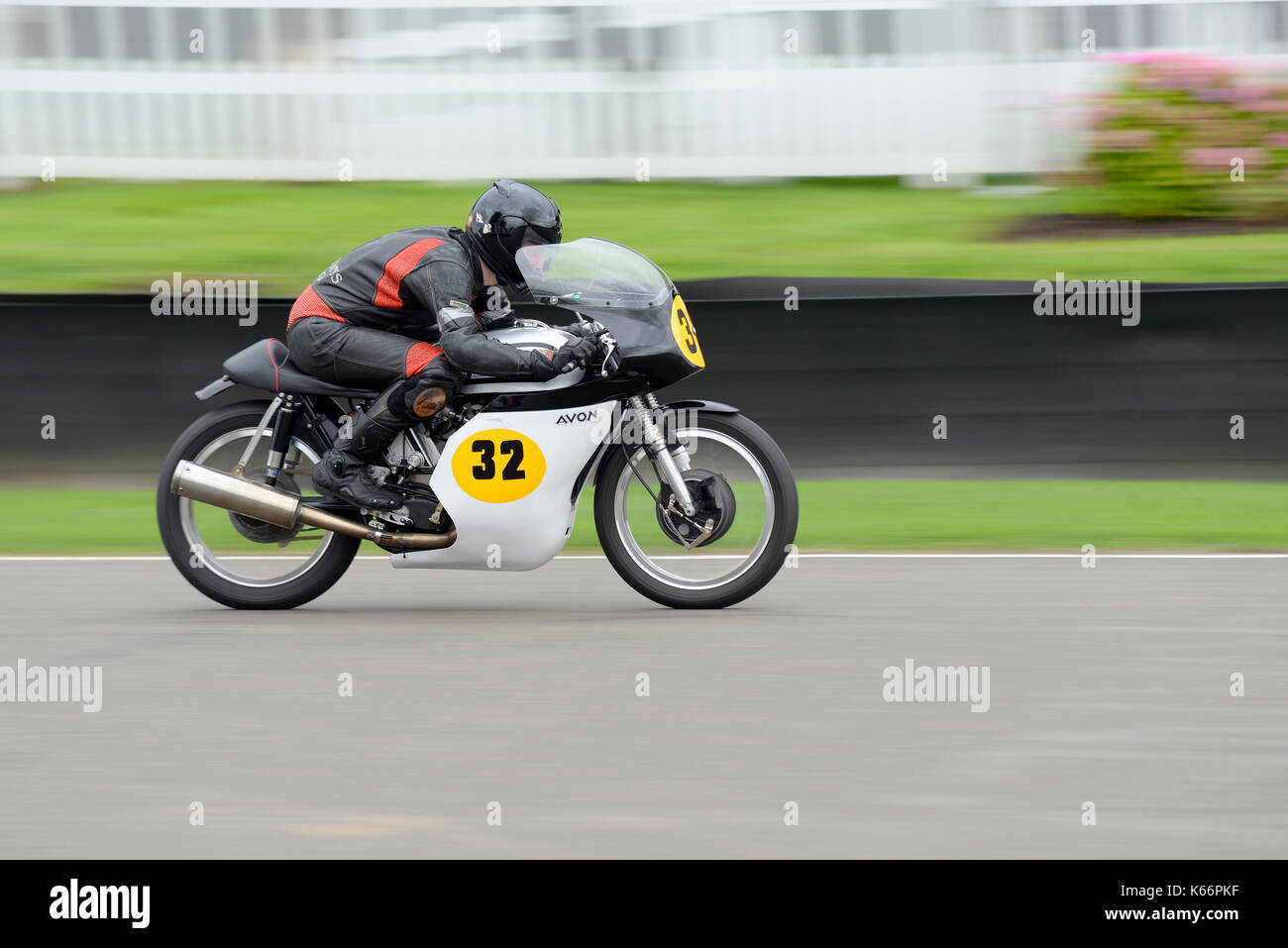 1962 Norton Manx 500 im Besitz von Julian IDE Racing in der Barry Sheene Memorial Trophy beim Goodwood Revival 2017 Stockfoto