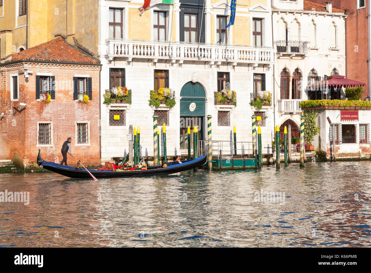 Gondoliere rudern seine leere Gondel bei Sonnenuntergang auf dem Canal Grande, Venedig, Italien Vergangenheit historische bunte Paläste in Cannaregio, beendet er seine Tage Stockfoto