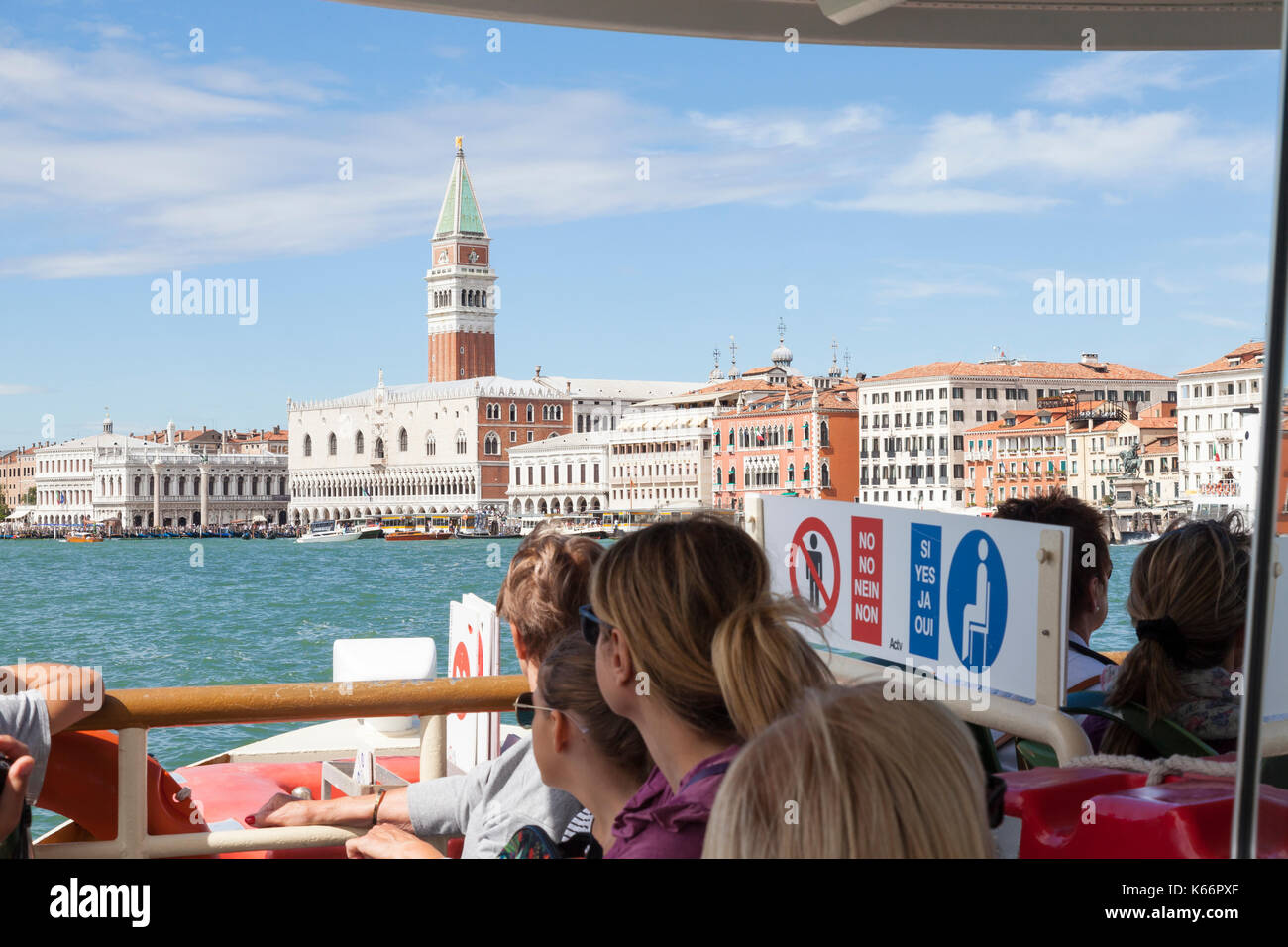 Touristen auf einem Vaporetto, den Dogenpalast, Venedig, Venetien, Italien in der ersten Person Sicht nach vorne aus dem Wasserbus Transport als s Stockfoto