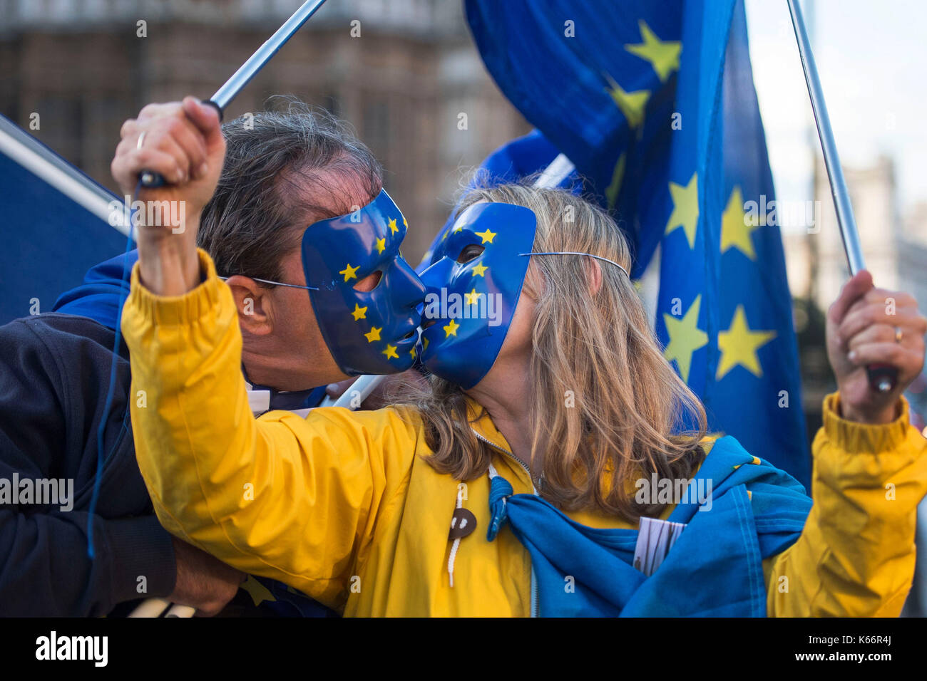 Pro-Europäische Union und anti-Brexit Demonstranten kiss während eines Protestes außerhalb der Häuser des Parlaments in London, da die Aussprache Commons auf die Europäische Union (Rücktritt) Rechnung erfolgt. Stockfoto