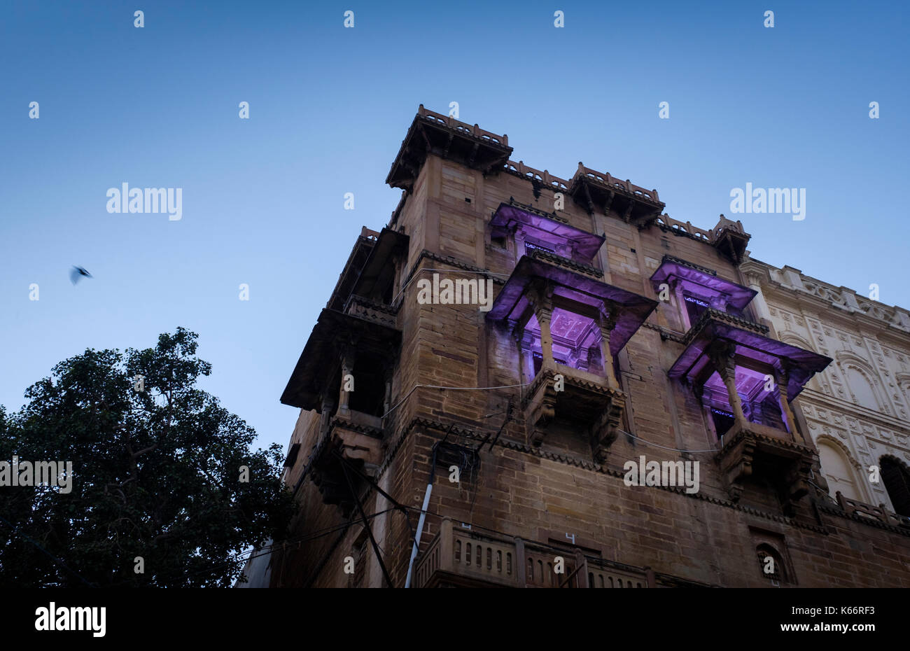 VARANASI, INDIEN - ca. November 2016: Gebäude über den Ganges in Varanasi Stockfoto