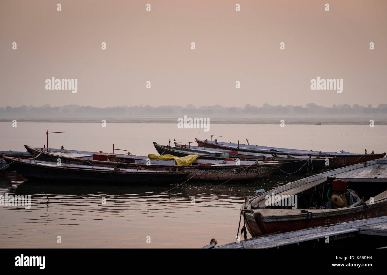 VARANASI, INDIEN - ca. November 2016: Boote auf dem Ganges am frühen Morgen. Die Stadt Varanasi ist die geistige Hauptstadt Indiens, es ist das Holi Stockfoto