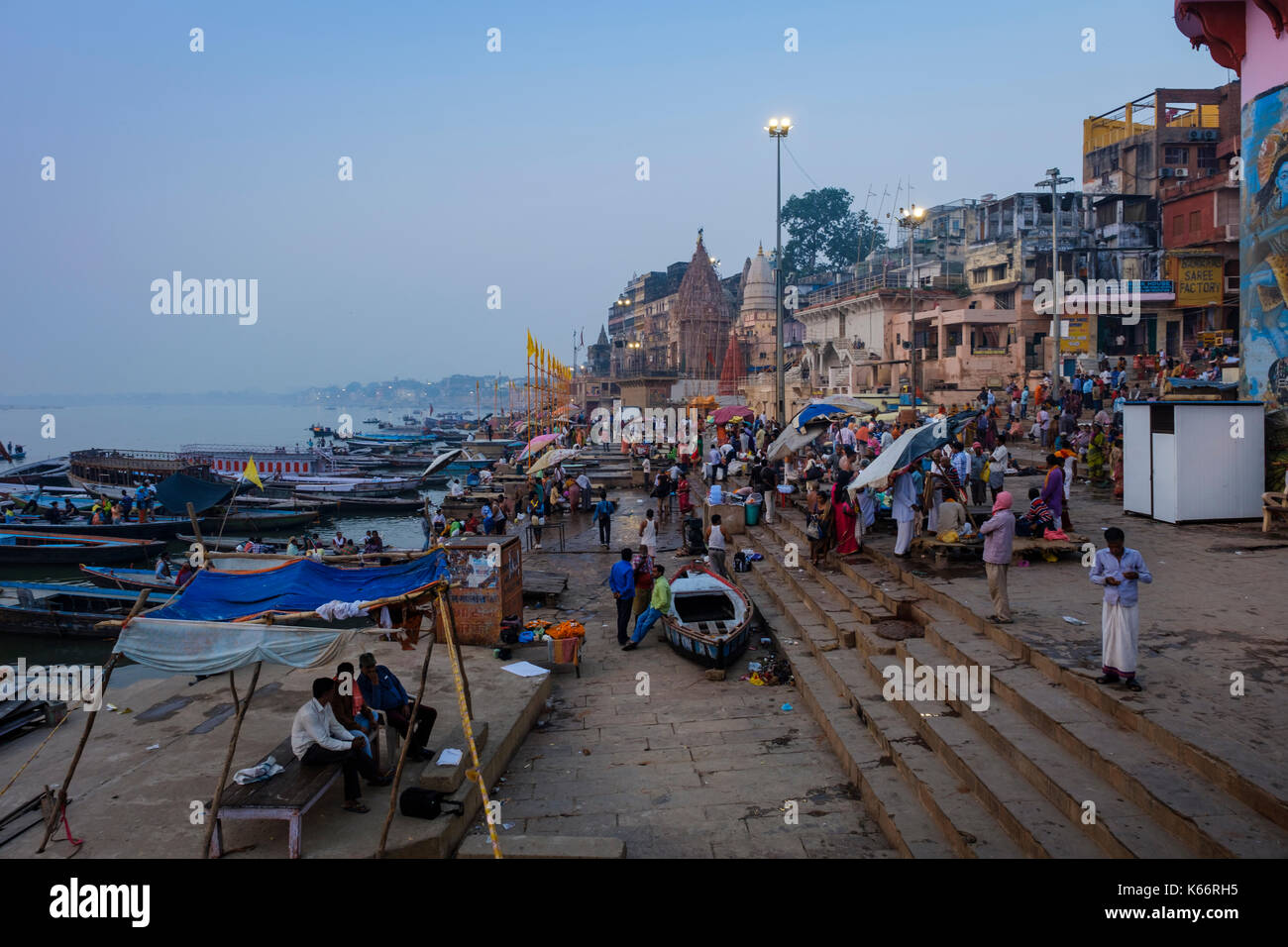 VARANASI, INDIEN - ca. November 2016: Dasaswamedh ghat im Ganges am frühen Morgen. Die Stadt Varanasi ist die geistige Hauptstadt Indiens, es Stockfoto