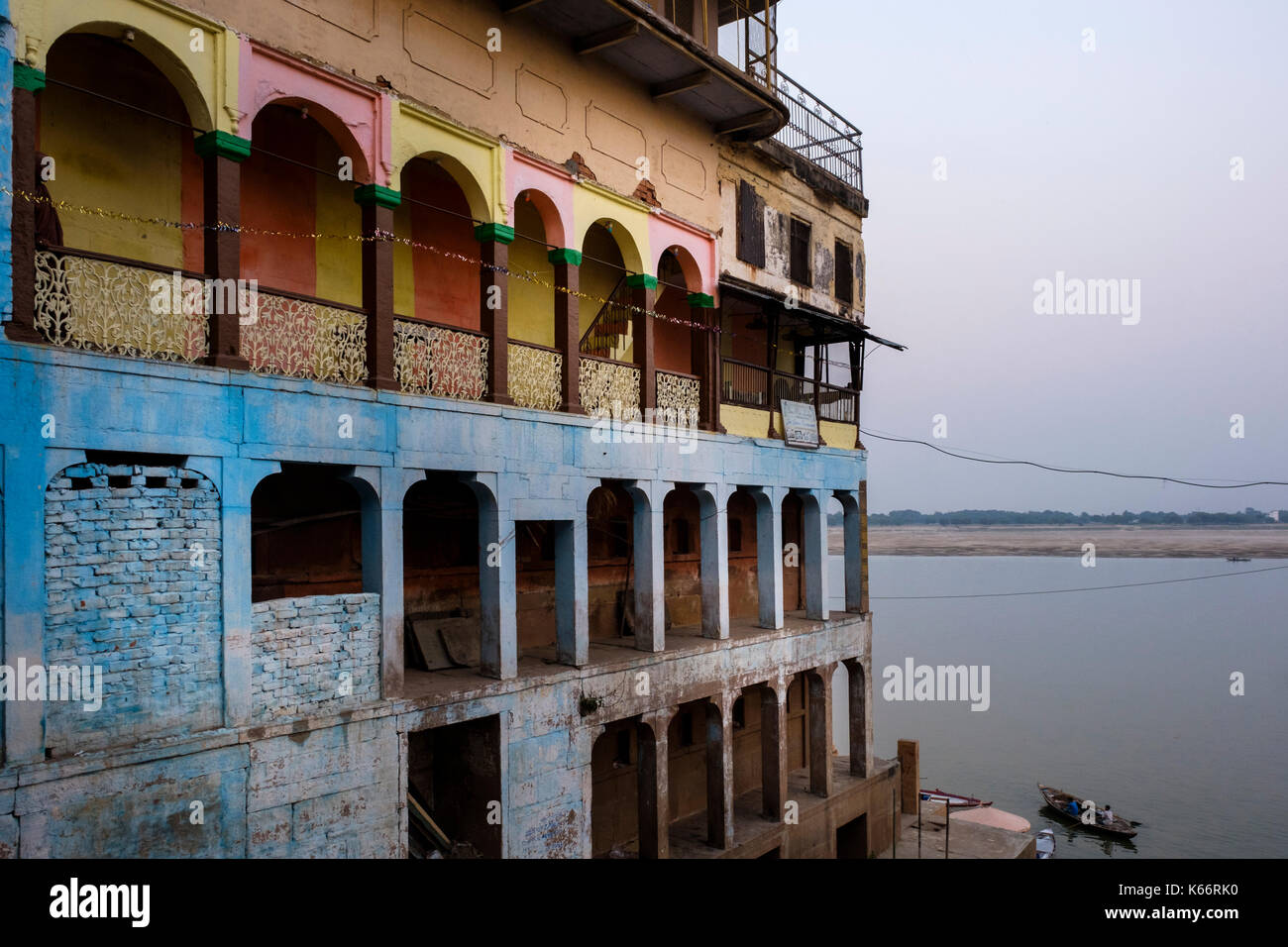 VARANASI, INDIEN - ca. November 2016: Alte Gebäude von der Ganges. Die Stadt Varanasi ist die geistige Hauptstadt Indiens, es ist das Heiligste Von Stockfoto