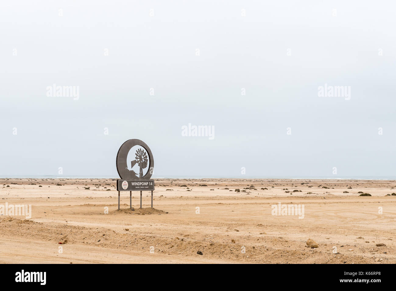 SWAKOPMUND, NAMIBIA - 29. JUNI 2017: Name des Windpomp 14 (Mühle 14), ein Campingplatz und Restaurant in der Namib Wüste im Norden des Swakop Stockfoto