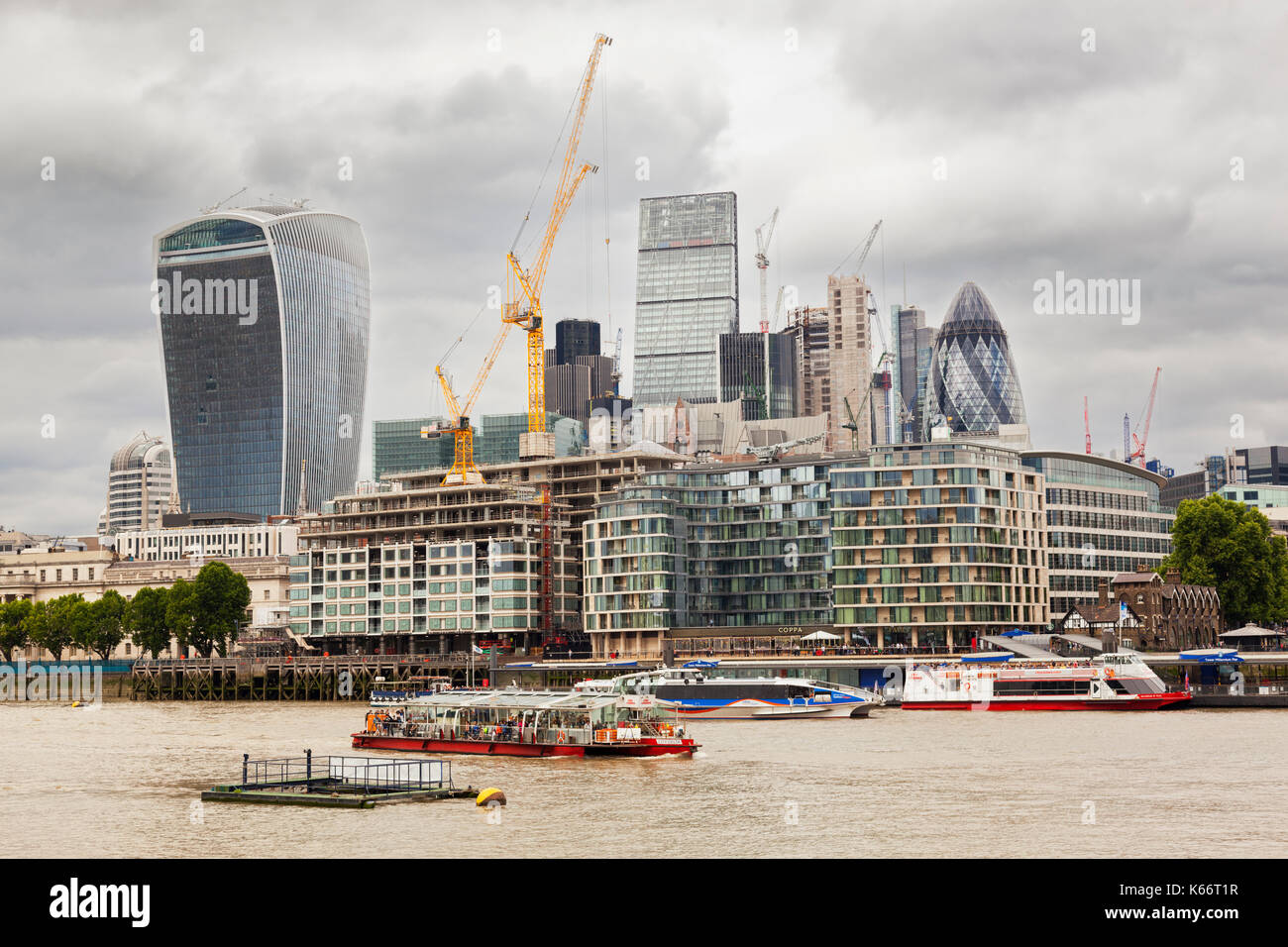 Demontage arbeitet in der Stadt, London, UK, auf einem stürmischen Himmel; als Konzeption der Brexit Stockfoto