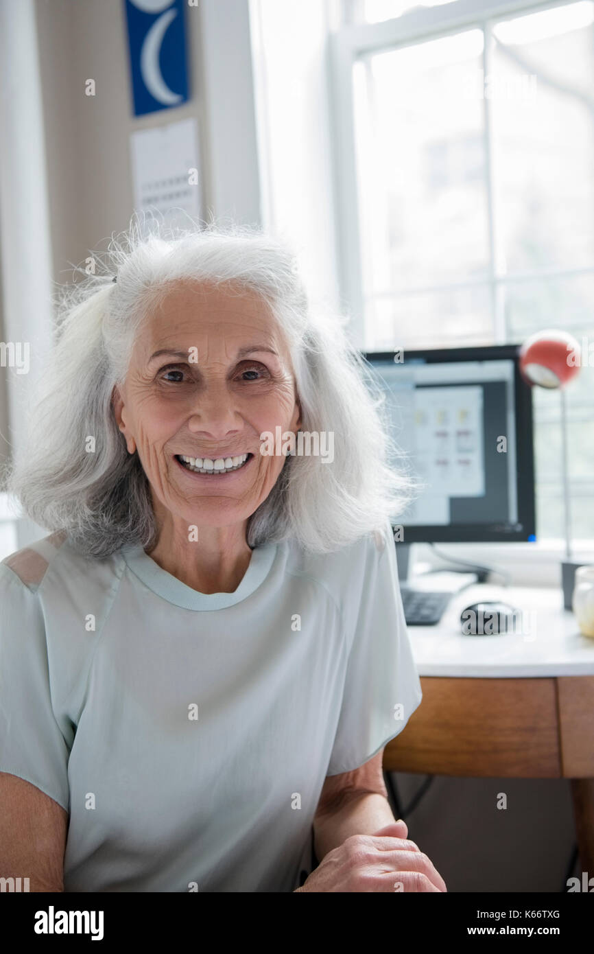 Portrait von lächelnden älteren Frau Stockfoto
