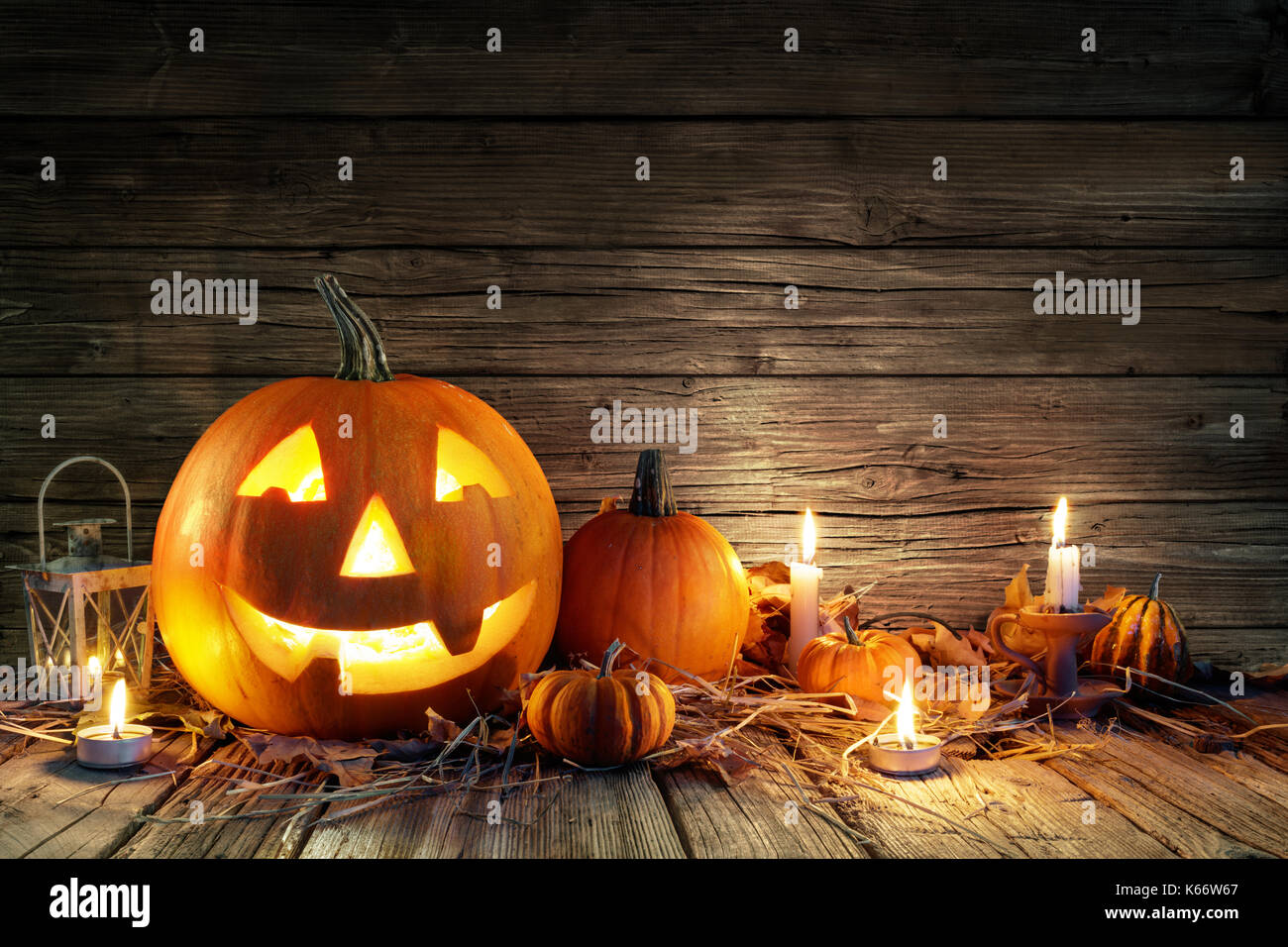 Halloween Kürbisse und Kerzen auf Holz Stockfoto