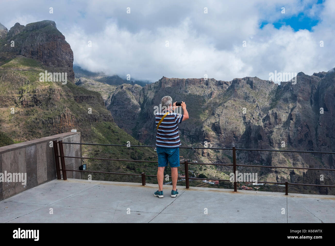 Ältere kaukasischen Mann fotografieren Berge mit Handy Stockfoto