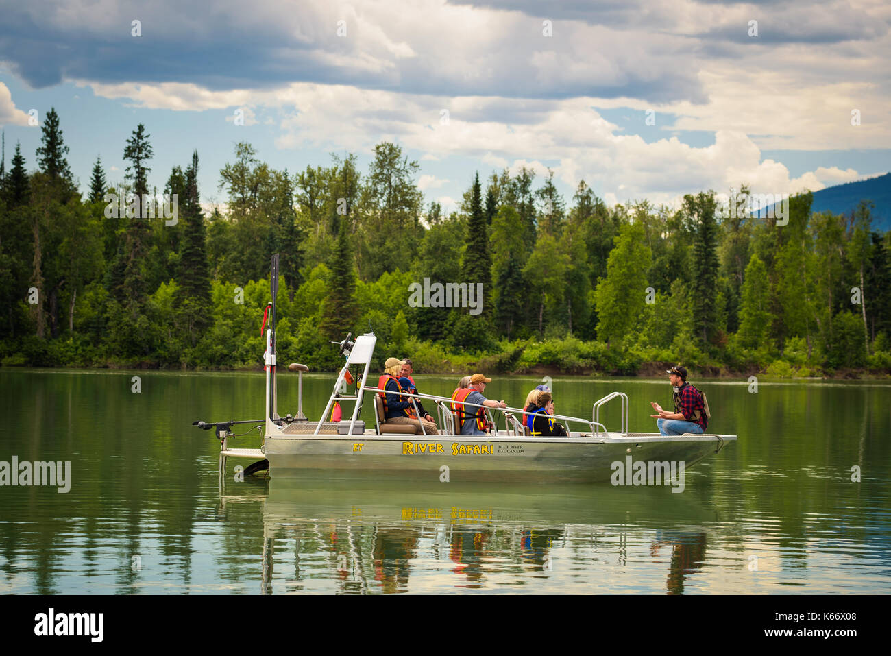 Touristen in Schwimmwesten auf einem Boot auf einem Fluss Safari Tour. Stockfoto