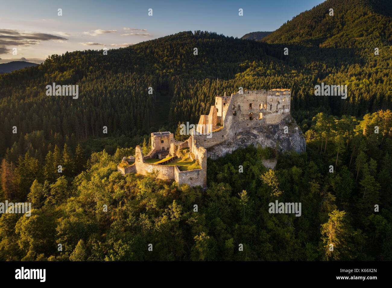 Verlassene Ruinen einer mittelalterlichen Burg im goldenen Abendlicht bei Sonnenuntergang Stockfoto