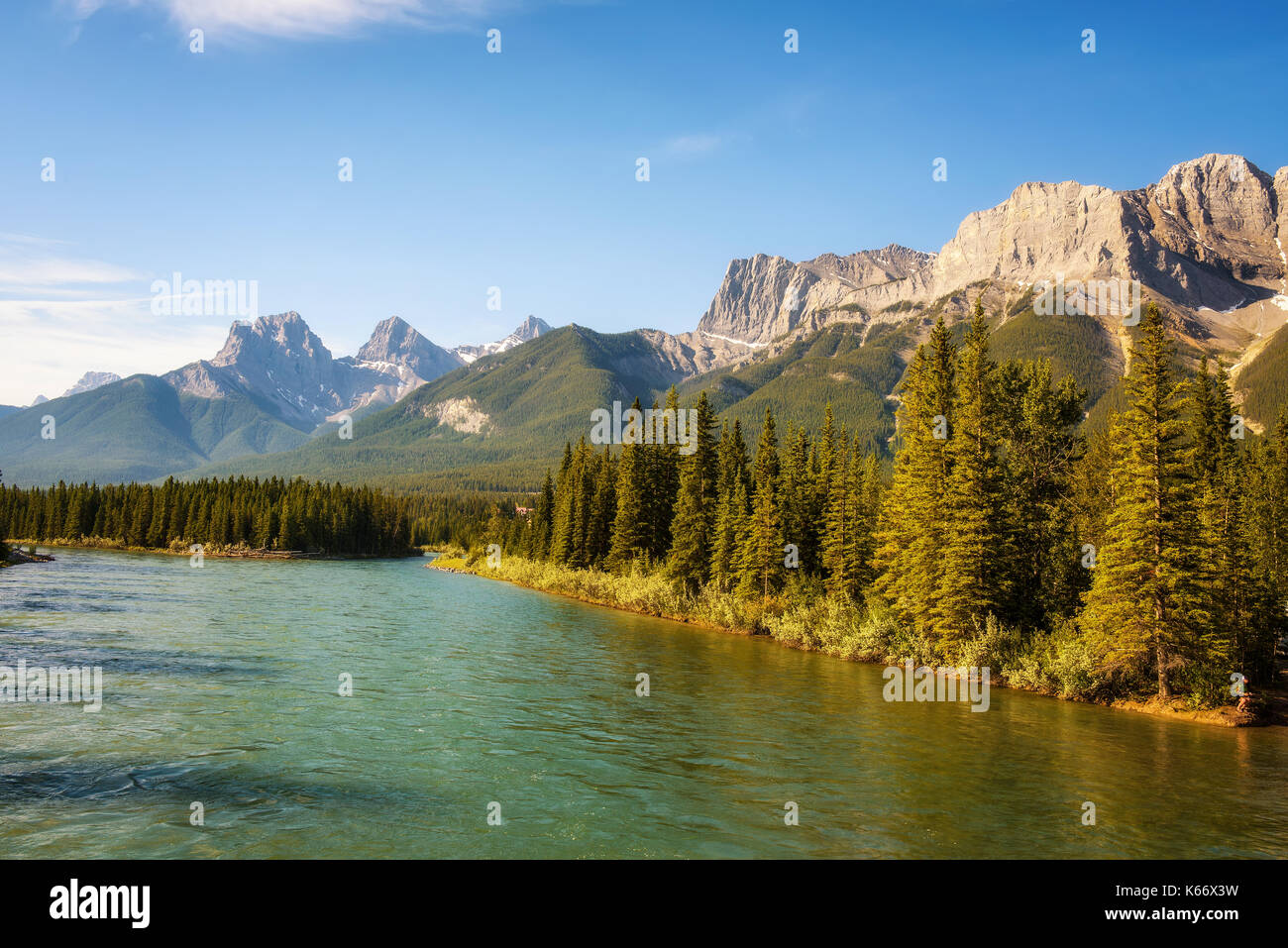 Bow River im Banff National Park in der Nähe von Canmore mit Kanadischen Rocky Mountains im Hintergrund, Alberta, Kanada Stockfoto