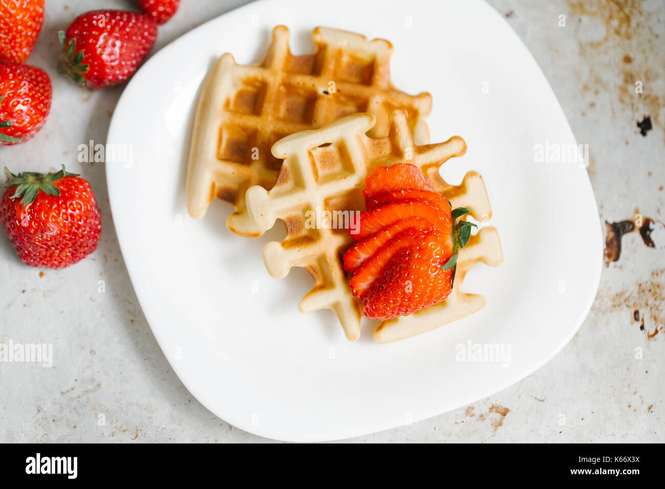 In Scheiben geschnittene Erdbeeren auf Waffeln Stockfoto