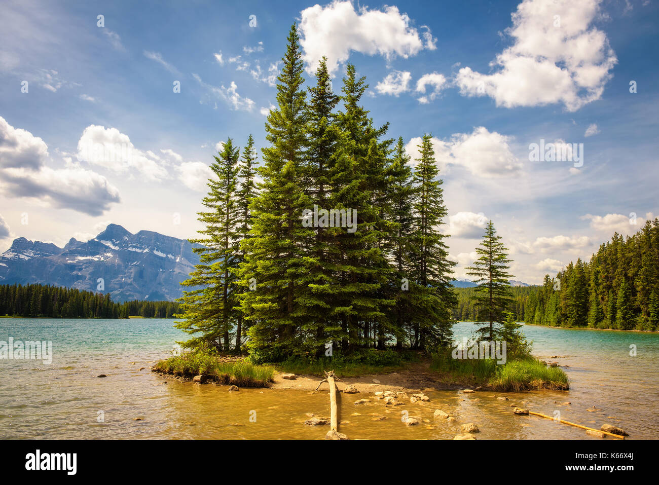 Kleine Insel auf der Zwei jack Lake im Banff National Park mit Mt. Rundle im Hintergrund. Stockfoto