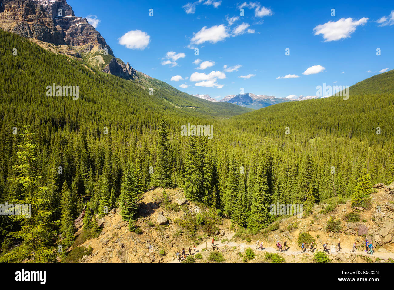 Touristen auf dem Weg zur Lake Moraine in den kanadischen Rocky Mountains. Stockfoto