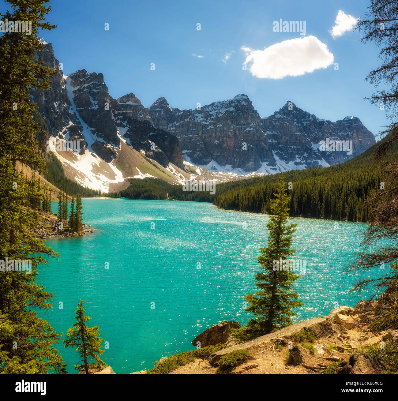 Schöner sonniger Tag am Moraine Lake im Banff Nationalpark, Alberta, Kanada, mit Schnee bedeckten Gipfeln der kanadischen Rocky Mountains im Hintergrund. Stockfoto