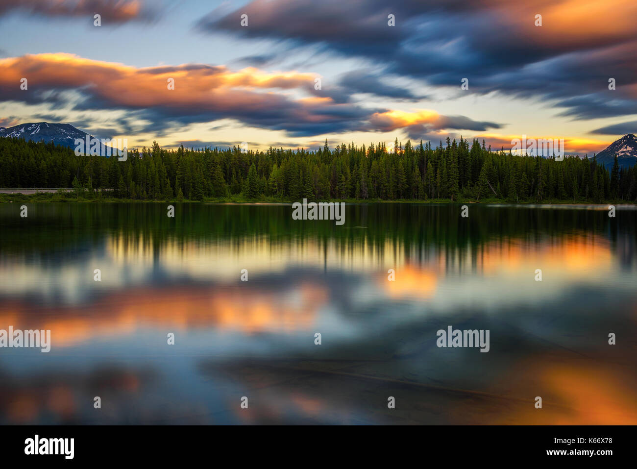 Einen malerischen Sonnenuntergang über Herbert See entlang der Strasse der Icefields Parkway in Banff National Park, Alberta, Kanada. Lange Belichtung. Stockfoto